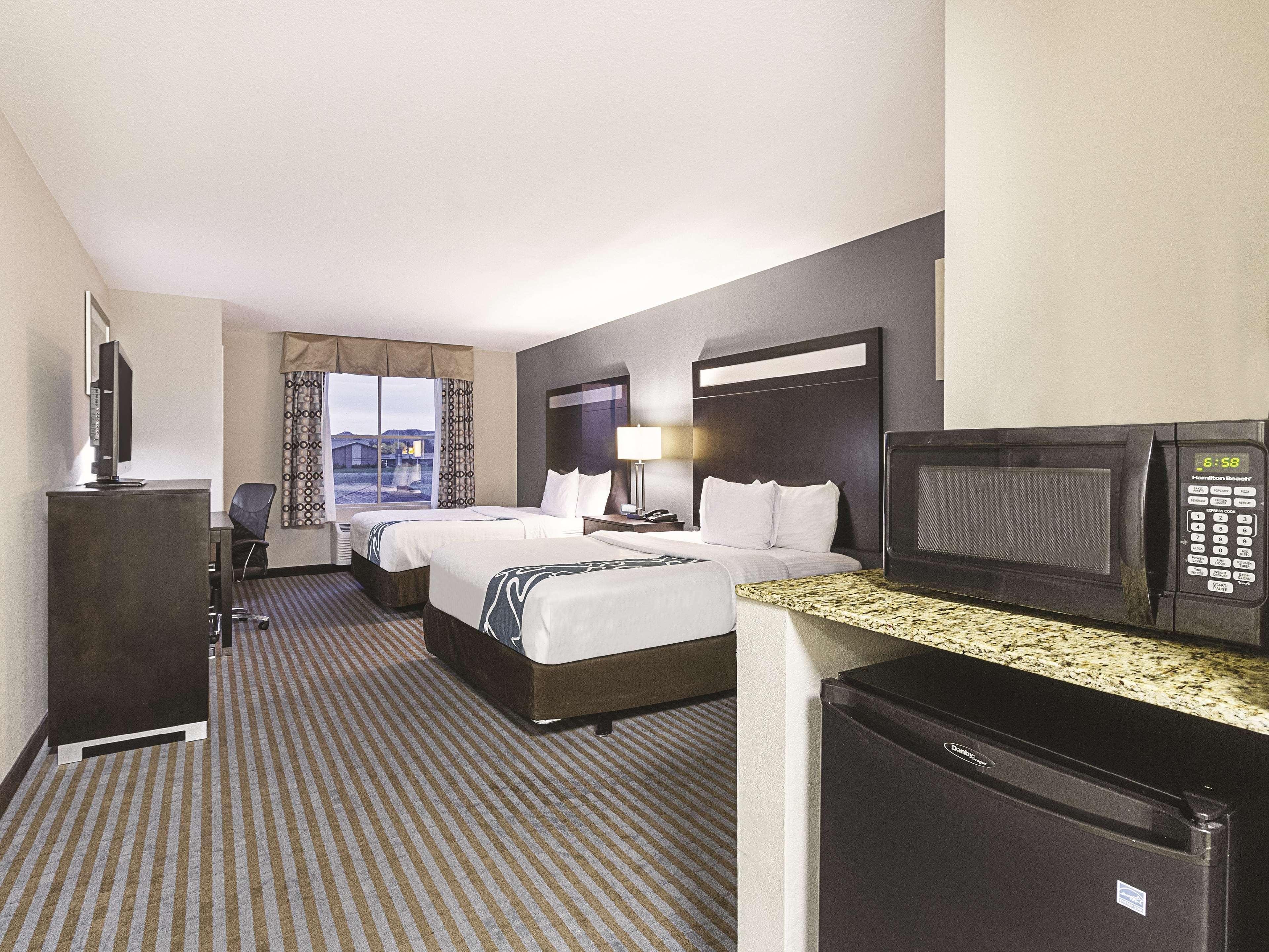 La Quinta Inn & Suites Casino And Bar By Wyndham Glendive Exterior photo