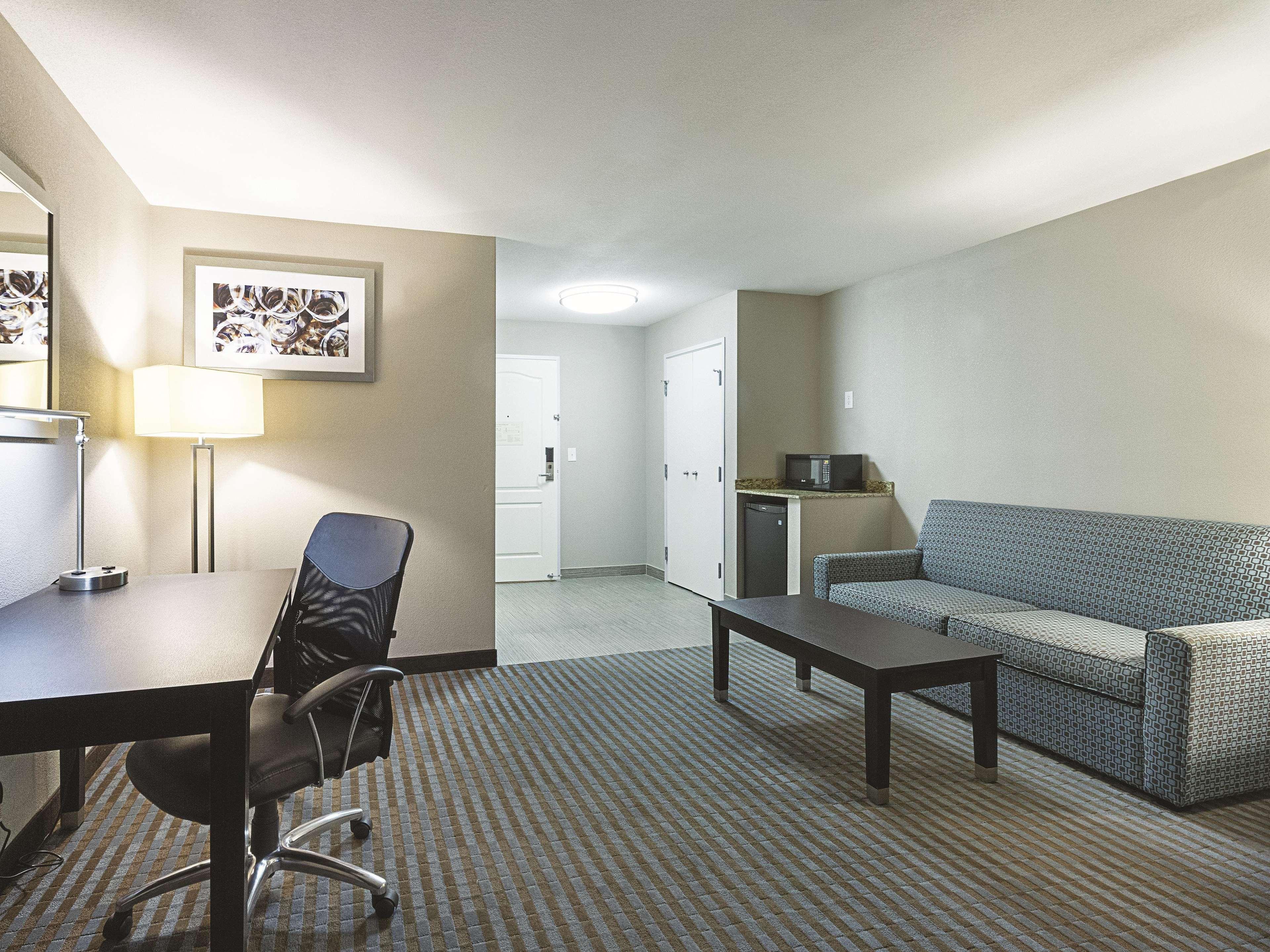 La Quinta Inn & Suites Casino And Bar By Wyndham Glendive Exterior photo