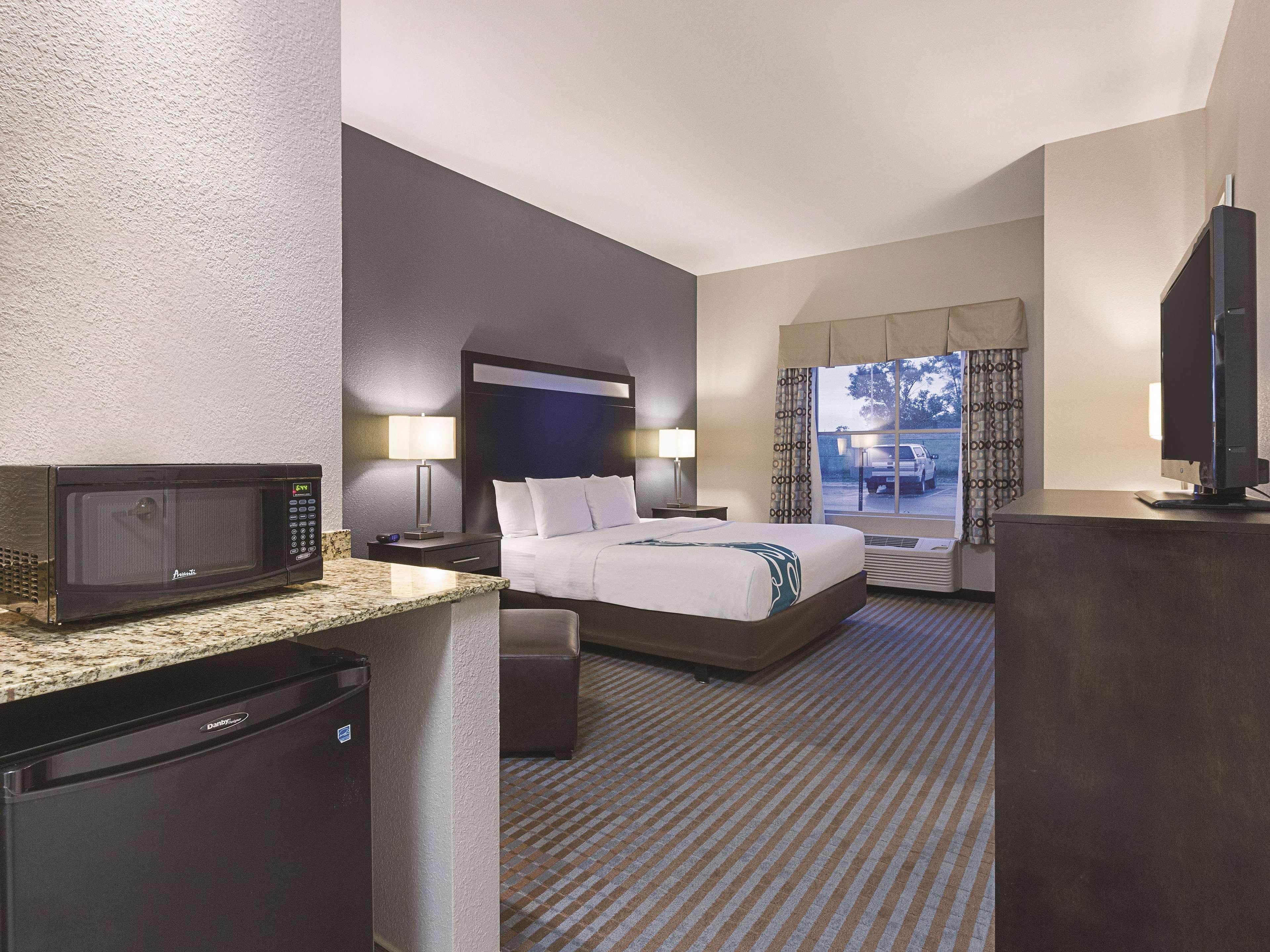 La Quinta Inn & Suites Casino And Bar By Wyndham Glendive Exterior photo