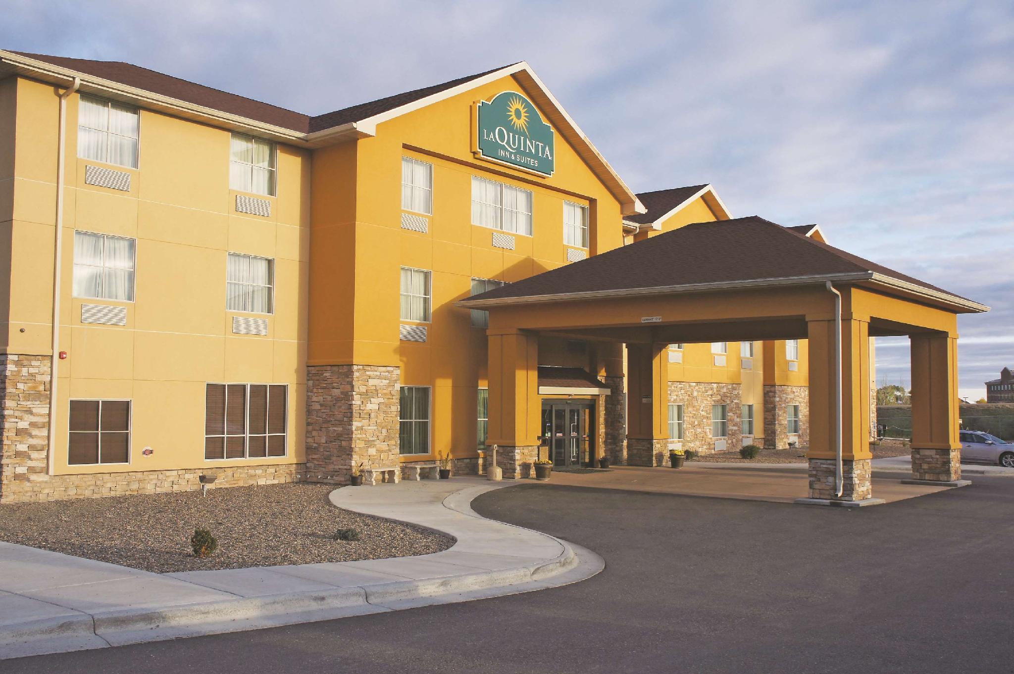 La Quinta Inn & Suites Casino And Bar By Wyndham Glendive Exterior photo