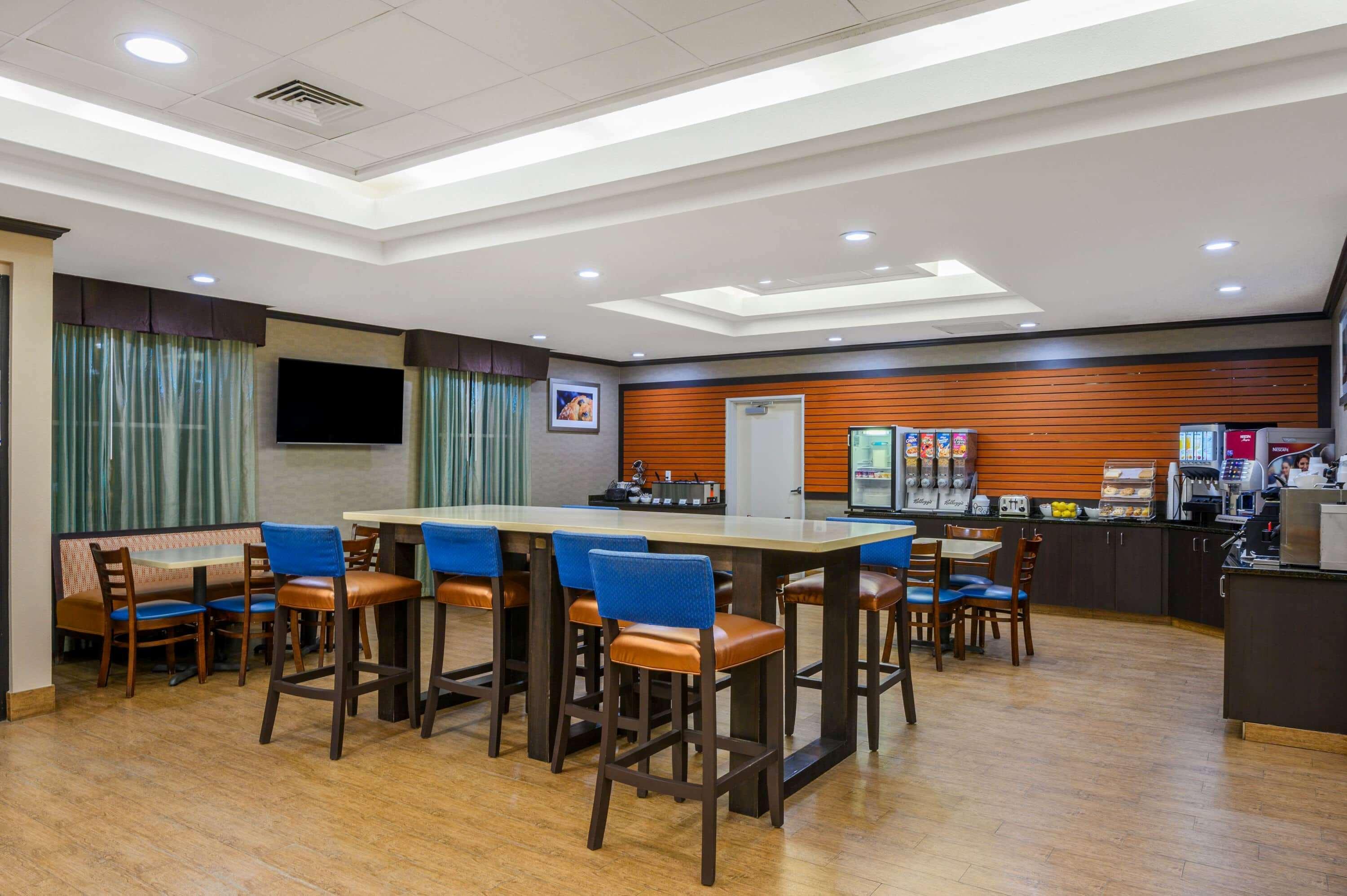 La Quinta Inn & Suites Casino And Bar By Wyndham Glendive Exterior photo