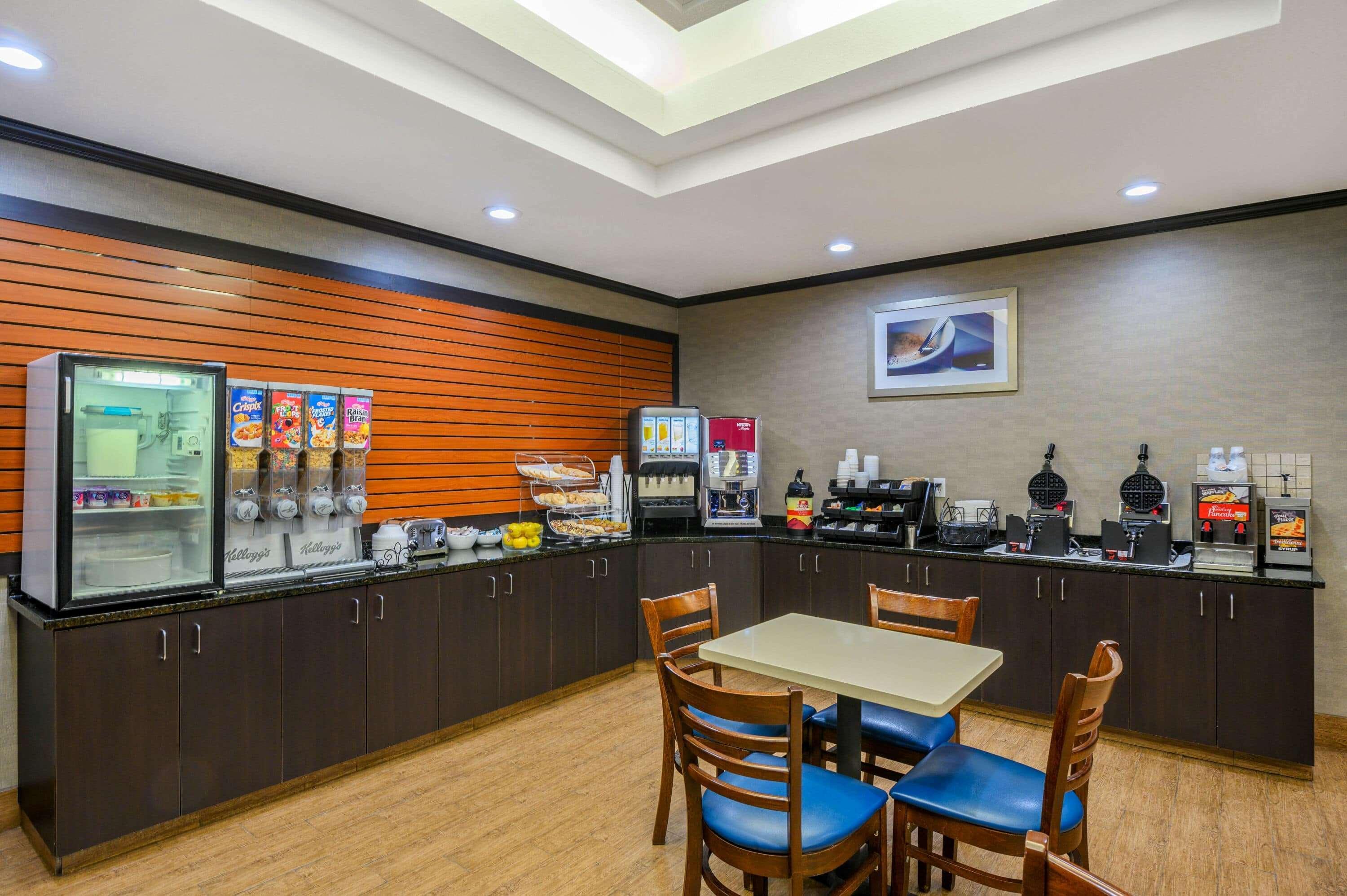 La Quinta Inn & Suites Casino And Bar By Wyndham Glendive Exterior photo