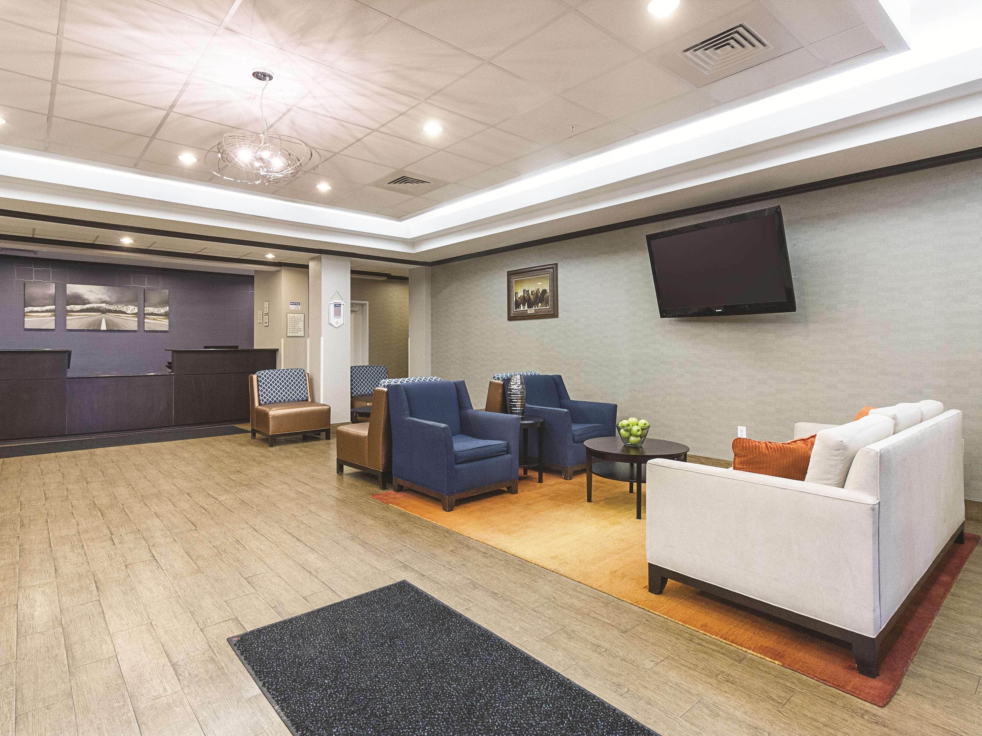 La Quinta Inn & Suites Casino And Bar By Wyndham Glendive Exterior photo